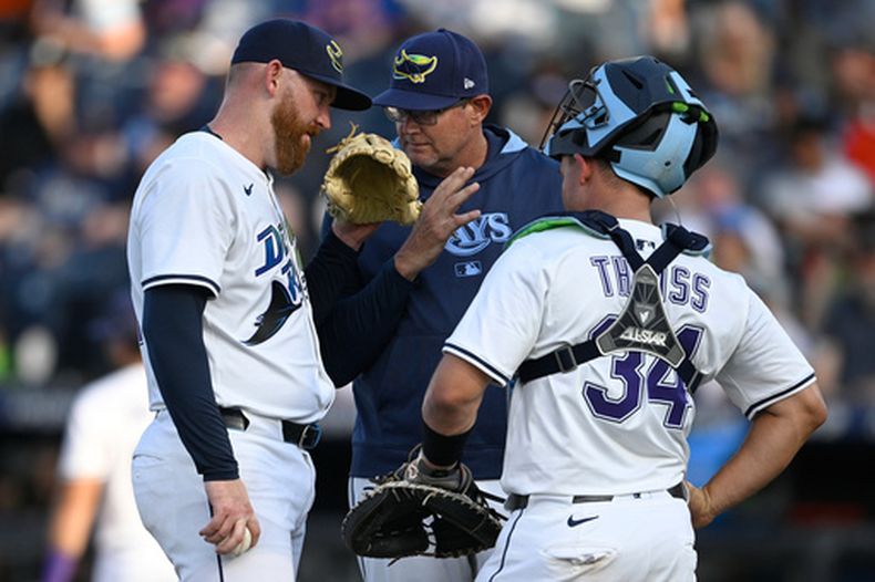 ARCHIVO - El coach de lanzadores de los Rays de Tampa Bay Kyle Snyder (centro) durante una visita al montículo con el pitcher Zack Littell (izquierda) y el receptor Matt Thaiss (34) en el primer inning del juego contra los Orioles de Baltimore, el 19 de julio de 2025. (AP Foto/Phelan M. Ebenhack)