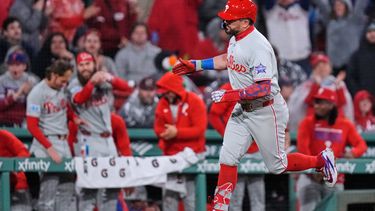 Kyle Schwarber, de los Filis de Filadelfia, festeja tras conseguir un jonrón de dos carreras en el encuentro ante los Medias Rojas de Boston, el jueves 14 de mayo de 2026 (AP Foto/Charles Krupa)