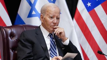 ARCHIVO - El presidente Joe Biden escucha mientras él y el primer ministro israelí Benjamin Netanyahu participan en una reunión bilateral con funcionarios israelíes y estadounidenses, el miércoles 18 de octubre de 2023, en Tel Aviv. (AP Foto/Evan Vucci, archivo)