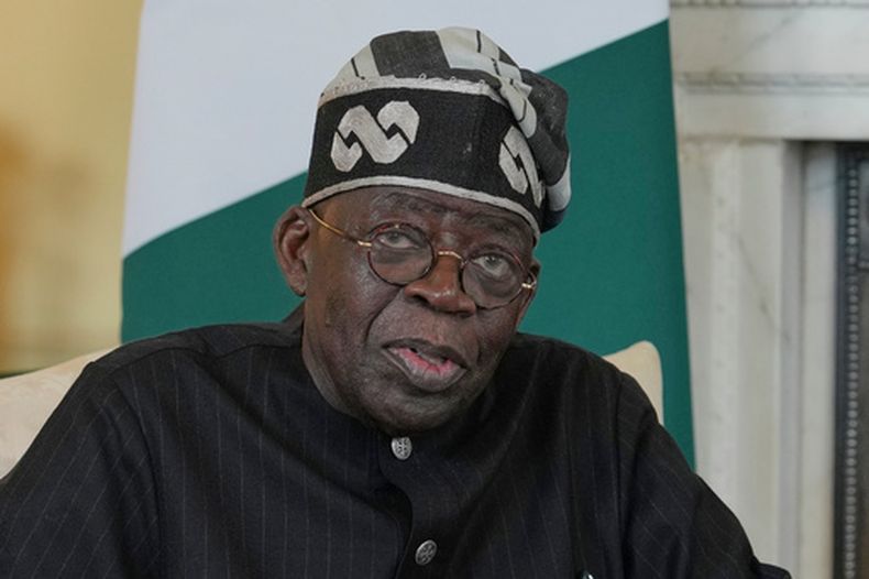 ARCHIVO - El presidente de Nigeria, Bola Tinubu, habla con reporteros antes de reunirse con el entonces primer ministro británico, Keir Starmer, en su residencia oficial en Londres, el 19 de marzo de 2026. (AP Foto/Kin Cheung, Pool, archivo)
