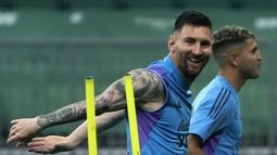 Lionel Messi sonríe durante un entrenamiento con la selección de Argentina, el miércoles 14 de junio de 2023, en Beijing (AP Foto/Andy Wong)