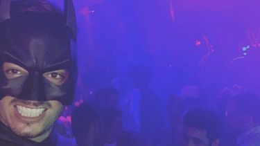 un nieto de fidel castro se va de batman a celebrar halloween
