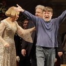 ARCHIVO - El director de orquesta Andrew Davis, derecha, alza los brazos ante el aplauso del público, acompañado por Renee Fleming y Peter Rose, durante el último ensayo de la ópera Capriccio de Richard Strauss de la Compañía de Ópera Metropolitana en el Lincoln Center de Nueva York, el 25 de marzo de 2011. (AP Foto/Richard Drew, archivo)