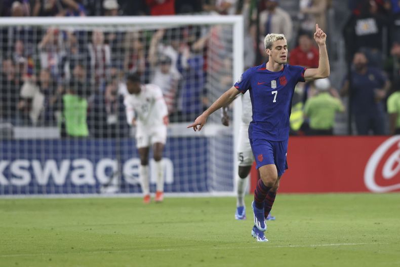 Gio Reyna, de la selección de Estados Unidos, festeja tras anotar ante Trinidad y Tobago en un duelo de la Nations League de la Concacaf, el jueves 16 de noviembre de 2023, en Austin, Texas (AP Foto/Stephen Spillman)