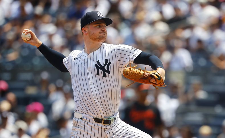 El lanzador Clarke Schmidt (36) de los Yankees de Nueva York lanza durante la primera entrada de un partido de béisbol contra los Orioles de Baltimore, el sábado 21 de junio de 2025, en Nueva York. (AP Foto/Noah K. Murray)