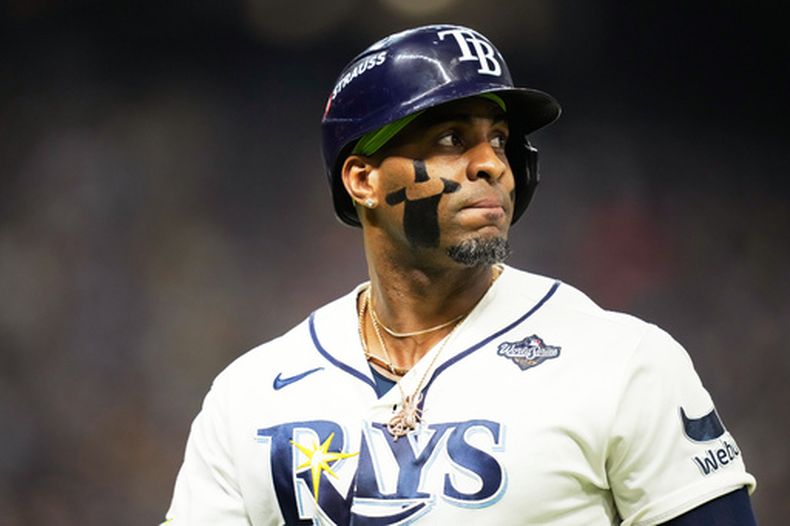 El cubano Yandy Díaz, de los Rays de Tampa Bay, se lamenta después de ser retirado en el octavo inning del quinto juego de la Serie Mundial ante los Cerveceros de Milwaukee, el miércoles 28 de octubre de 2026 (AP Foto/Ashley Landis)