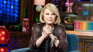 americateve | Uno de los médicos que estaban atendiendo a la actriz y comediante Joan Rivers se tomó una inapropiada selfie con la artista mientras ésta se encontraba inconsciente en su cama del hospital Yorkville Endoscopy de Manhattan, en Nueva York.