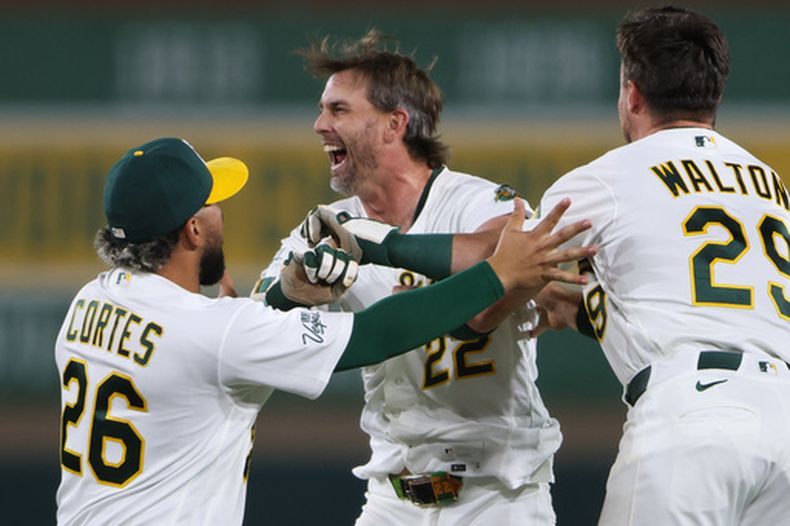 Jeff McNeil, al centro, es celebrado por sus compañeros de equipo después de batear el sencillo decisivo durante la novena entrada del juego de béisbol de Grandes Ligas ante los Azulejos de Toronto, el lunes 7 de septiembre de 2026, en West Sacramento, California. (AP Foto/Scott Marshall)