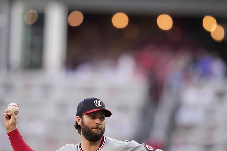 Trevor Williams, de los Nacionales de Washington, hace un lanzamiento en el juego del jueves 30 de mayo de 2024, ante los Bravos de Atlanta (AP Foto/Brynn Anderson)