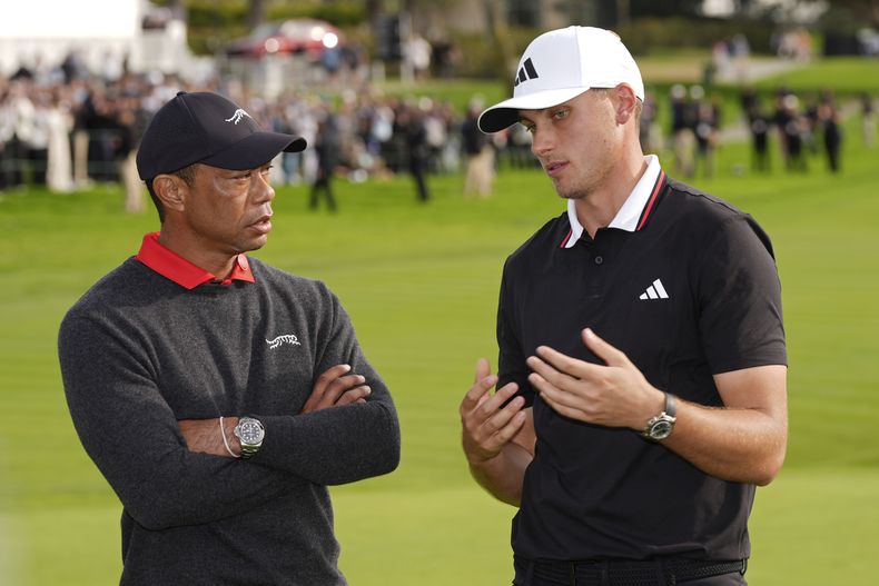 Ludvig Åberg, de Suecia, derecha, habla con Tiger Woods después de ganar el torneo de golf Genesis Invitational el domingo 16 de febrero de 2025 en San Diego. (Foto AP/Gregory Bull)