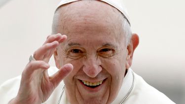 ARCHIVO - El papa Francisco se marcha al finalizar su audiencia general semanal en la Plaza de San Pedro, en el Vaticano, el 15 de mayo de 2019. (Foto AP/Andrew Medichini, archivo)