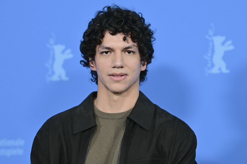 ARCHIVO - El actor y bailarín Isaac Hernández posa para los fotógrafos durante una sesión fotográfica para la película Dreams en el Festival Internacional de Cine, Berlinale, en Berlín, el sábado 15 de febrero de 2025. (Sebastian Christoph Gollnow/dpa via AP)
