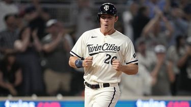 En foto del miércoles 10 de mayo del 2023, Max Kepler de los Mellizos de Minnesota celebra tras anotar la carrera de la victoria ante los Padres de San Diego en la 11ma entrada. El sábado 13 de mayo del 2023, Kepler ingresa a la lista de lesionados de 10 días. (AP Foto/Abbie Parr)