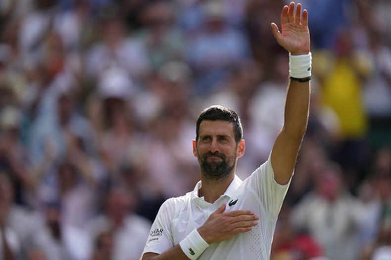 El serbio Novak Djokovic celebra su victoria frente al ruso Roman Saffiulin en partido de la cuarta ronda del torneo individual masculino del Campeonato de Tenis de Wimbledon, el domingo 5 de julio de 2026. (AP Foto/Brian Inganga)