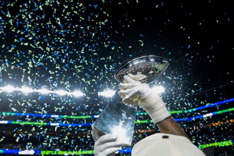 ARCHIVO - Un integrante de los Seahawks de Seattle alza el Trofeo Lombardi tras vencer a los Patriots de Nueva Inglaterra en el Super Bowl 60, el 8 de febrero de 2026 en Santa Clara, California (AP Foto/Brynn Anderson, archivo)