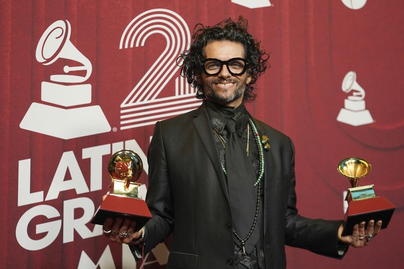 Draco Rosa posa con sus dos premios en la 25a entrega del Latin Grammy el jueves 14 de noviembre de 2024, en Miami. (Foto AP/Rebecca Blackwell)