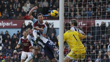 americateve | El jugador de West Ham, Kevin Nolan, arriba izquierda, anota un gol contra West Bromwich Albion en la liga Premier el s&aacute;bado, 28 de diciembre de 2013, en Londres. (AP Photo/Sang Tan)