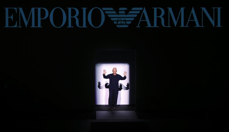 ARCHIVO - El diseñador de moda Giorgio Armani recibe una ovación después de presentar su colección para caballeros Otoño-Invierno 2017-2018 de Emporio Armani, parte de la Semana de la Moda de Milán, revelada en Milán, Italia, el sábado 14 de enero de 2017. (Foto AP/Antonio Calanni, archivo)