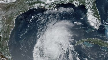 En esta imagen de satélite GOES-16 GeoColor, tomada a las 4:16 p. m., hora del este, el viernes 5 de julio de 2024, y proporcionada por la Oficina Nacional Oceánica y Atmosférica (NOAA, por sus siglas en inglés), se muestra al huracán Beryl en la península de Yucatán, México. (NOAA vía AP)