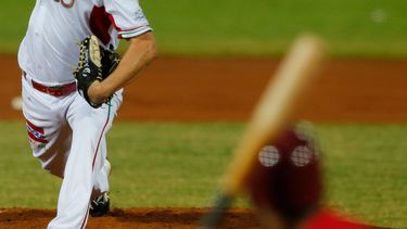 americateve | Juan Delgadillo, abridor de M&eacute;xico, lanza frente a Puerto Rico en la final de la Serie del Caribe, el s&aacute;bado 8 de febrero de 2014 (AP Foto/Fernando Llano)