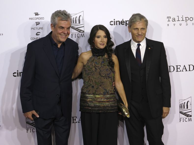 El actor estadounidense Danny Houston, de izquierda a derecha, la productora mexicana Regina Solórzano y el director y actor estadounidense Viggo Mortensen posan en la alfombra roja de la película The Dead Dont Hurt en Morelia, México, el viernes 20 de octubre de 2023. (Foto AP/Berenice Bautista)