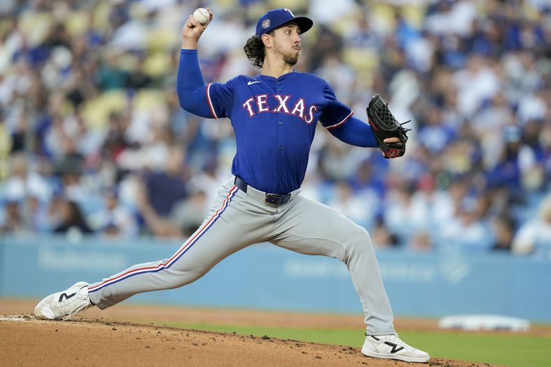 Michael Lorenzen, abridor de los Rangers de Texas, lanza en el juego del jueves 13 de junio de 2024, ante los Dodgers de Los Ángeles (AP Foto/Ryan Sun)