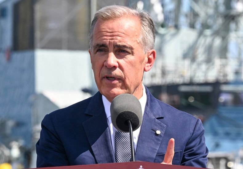El primer ministro de Canadá, Mark Carney, habla en el astillero Davie en Levis, Quebec, el lunes 24 de agosto de 2026. (Jacques Boissinot/The Canadian Press vía AP)