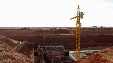 ARCHIVO - Una grúa se ve sobre las obras para un nuevo pozo en la mina de Oyu Tolgoi, en la localidad de Khanbogd, provincia de Umnugobi, Mongolia, el 7 de noviembre de 2009. (AP Foto/Ganbat Namjilsangarav, Archivo)