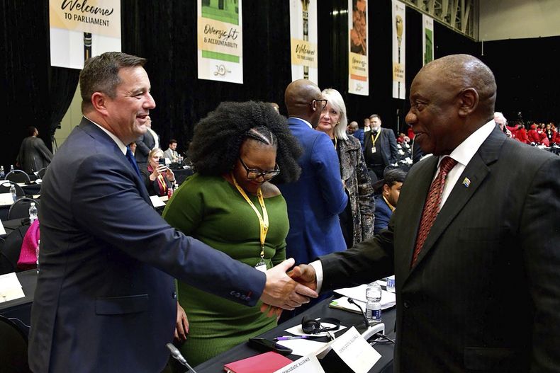 El presidente sudafricano Cyril Ramaphosa (d) con el líder de la Alianza Democrática, John Steenhuisen (i) en Ciudad del Cabo, Sudáfrica, el 14 de junio del 2024. Foto entregada por el departamento de comunicación e información del gobierno sudafricano. (Departamento de comunicación e información del gobierno sudafricano via AP, File)