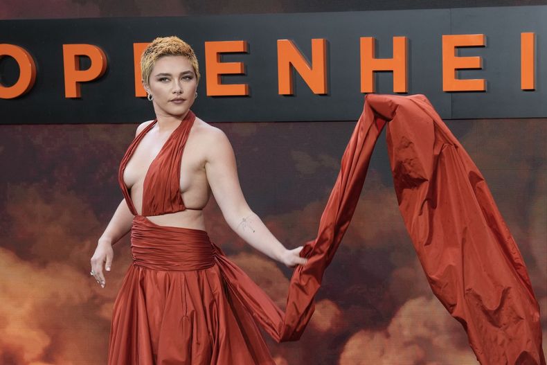 Florence Pugh posa a su llegada al estreno de la película Oppenheimer el jueves 13 de julio de 2023 en Londres. (Scott Garfitt/Invision/AP)