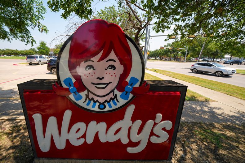 Un letrero de Wendys el martes 5 de agosto de 2025, en un restaurant en Garland, Texas. (AP Foto/Julio Cortez, Archivo)