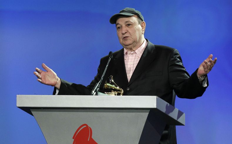 ARCHIVO - El compositor brasileño y pianista Joao Donato recibe el premio a mejor álbum de latin jazz en la 11a entrega anual del Latin Grammy el 11 de noviembre de 2010 en Las Vegas. Donato, quien ayudó a sentar las bases de la bossa nova y a lo largo de su carrera desafió el confinamiento a un sólo género musical, murió el lunes. Tenía 88 años. (Foto AP/Julie Jacobson, archivo)