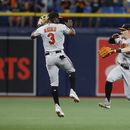 Jorge Mateo (3) celebra con Austin Hays (derecha) de los Orioles de Baltimore celebran su victoria ante los Rays de Tampa Bay, el domingo 23 de julio de 2023, en St. Petersburg, Florida. (AP Foto/Scott Audette)