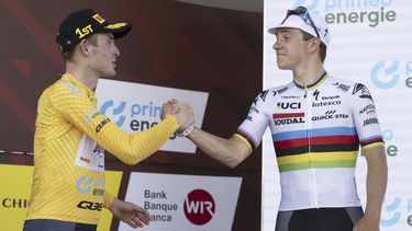 Mattias Skjelmose (derecha), ganador del Tour de Suiza celebra en el podio junto a Remco Evenepoel, tercero en la carrera, tras la octava y última etapa, el domingo 18 de junio de 2023, una contrarreloj entre St. Gallen y Abtwil. (Gian Ehrenzeller/Keystone vía AP)
