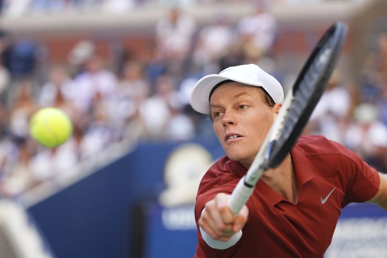 El italiano Jannik Sinner devuelve un golpe al canadiense Denis Shapovalov durante la tercera ronda del campeonato de tenis del Abierto de Estados Unidos, el sábado 30 de agosto de 2025, en Nueva York. (AP Photo/Kirsty Wigglesworth)