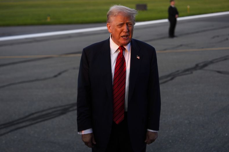 El presidente estadounidense Donald Trump habla con reporteros antes de abordar el Air Force One en el Aeropuerto Internacional Lehigh Valley, el domingo 3 de agosto de 2025, en Allentown, Pensilvania. (AP Foto/Julia Demaree Nikhinson)