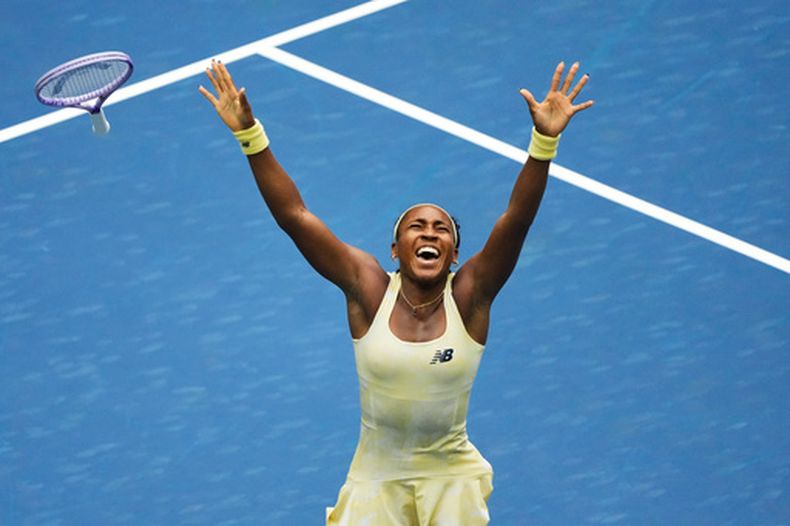 Coco Gauff celebra su victoria ante Mirra Andreeva en los cuartos de final del US Open, el miércoles 9 de septiembre de 2026, en Nueva York. (AP Foto/Seth Wenig)