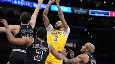 Davis vuelve con 21 puntos y los Lakers derrotan a los Spurs