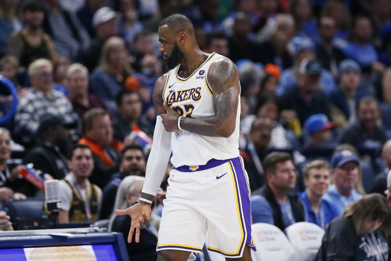 LeBron James, de los Lakers de Los Ángeles, hace un gesto luego de acertar un triple en el partido del sábado 23 de diciembre de 2023, ante el Thunder de Oklahoma City (AP Foto/Nate Billings)
