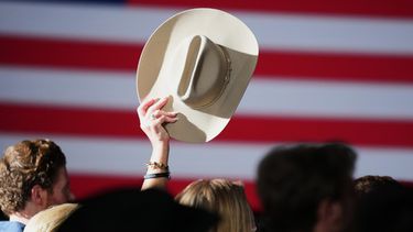 Una persona levanta un sombrero al aire mientras partidarios esperan los resultados de la elección en la que participa el fiscal general de Texas, Ken Paxton, candidato republicano al Senado federal, el 3 de marzo de 2026, en Dallas. (AP Foto/Julio Cortez)