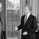 ARCHIVO – El presidente Jimmy Carter, derecha, se reúne con el secretario de Justicia Benjamin Civiletti en la Casa Blanca, Washington, el 13 de diciembre de 1979. (AP Foto/Ira Schwarz, Archivo)