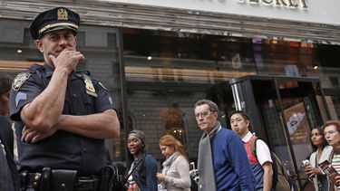 americateve | Un polic&iacute;a de la ciudad de Nueva York est&aacute; de guardia frente a la tienda Victorias Secret en la Plaza Herald, el jueves 17 de octubre de 2013. Un guardia de seguridad de la tienda de lencer&iacute;a descubri&oacute; en la bolsa de una adole