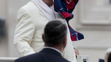 americateve | El papa Francisco levanta una camiseta del club San Lorenzo, del que es socio, que le regal&oacute; un fiel al salir de su audiencia semanal en el Vaticano el mi&eacute;rcoles, 27 de noviembre de 2013. (AP Photo/Alessandra Tarantino)