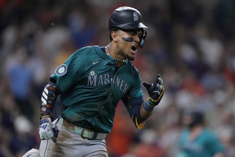 Julio Rodríguez, de los Marineros de Seattle, celebra después de batear un sencillo productor durante la séptima entrada del juego de béisbol en contra de los Astros de Houston, el lunes 23 de septiembre de 2024, en Houston. (AP Foto/Kevin M. Cox)