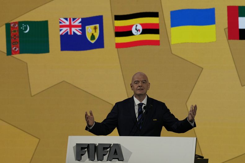 El presidente de la FIFA Gianni Infantino habla durante el congreso de la FIFA en Bangkok, Tailandia el viernes 17 de mayo del 2024. (AP Foto/Sakchai Lalit)