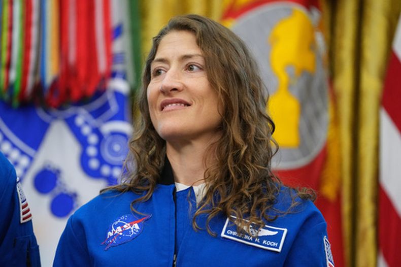 ARCHIVO - La astronauta estadounidense Christina Koch escucha al presidente de Estados Unidos, Donald Trump, durante una visita de la tripulación de la misión Artemis II de la NASA a la Oficina Oval, en la Casa Blanca, Washington, el 29 de abril de 2026. (AP Foto/Matt Rourke, archivo)