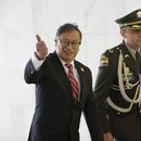 El presidente colombiano Gustavo Petro sonríe a los periodistas a su llegada a la Cumbre Sudamericana en el palacio Itamaraty, el martes 30 de mayo de 2023, en Brasilia, Brasil. El Cogreso recibió el lunes 5 de junio de 2023 tres denuncias para investigar posibles irregularidades en la financiación de la campaña electoral de Petro, con miras a un eventual juicio político contra el presidente colombiano. (AP Foto/Gustavo Moreno)