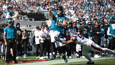 El quarterback de los Jaguars de Jacksonville Trevor Lawrence lanza el balón mientras lo intenta derribar el linebacker de los Patriots de Nueva Inglaterra Elijah Ponder en el encuentro del domingo 27 de septiembre del 2026. (AP Foto/Phelan M. Ebenhack)