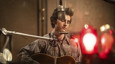 Esta imagen proporcionada por Searchlight Pictures muestra a Timothée Chalamet en una escena de A Complete Unknown. (Macall Polay/Searchlight Pictures vía AP)