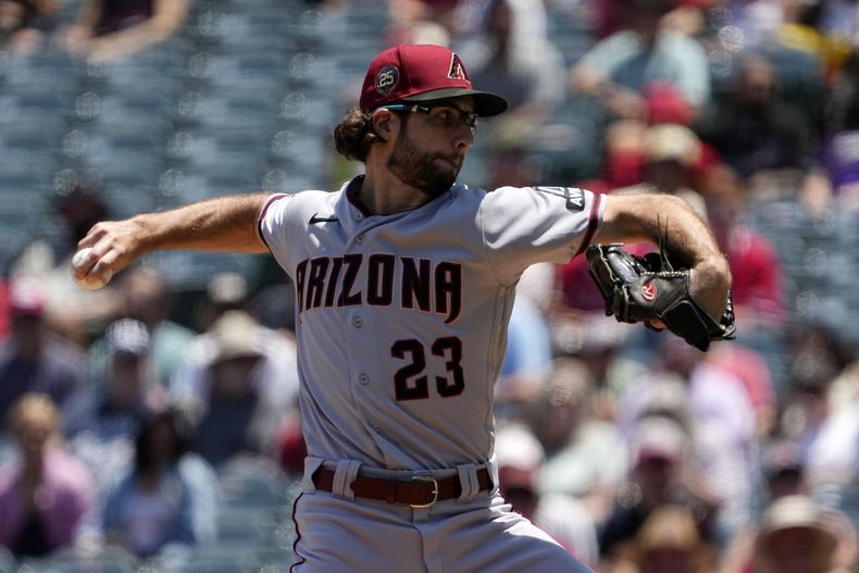 El abridor de los Diamondbacks de Arizona Zac Gallen lanza al plato en la primera entrada del juego ante los Angelinos de Los Ángeles el domingo 2 de julio del 2023. (AP Foto/Mark J. Terrill)